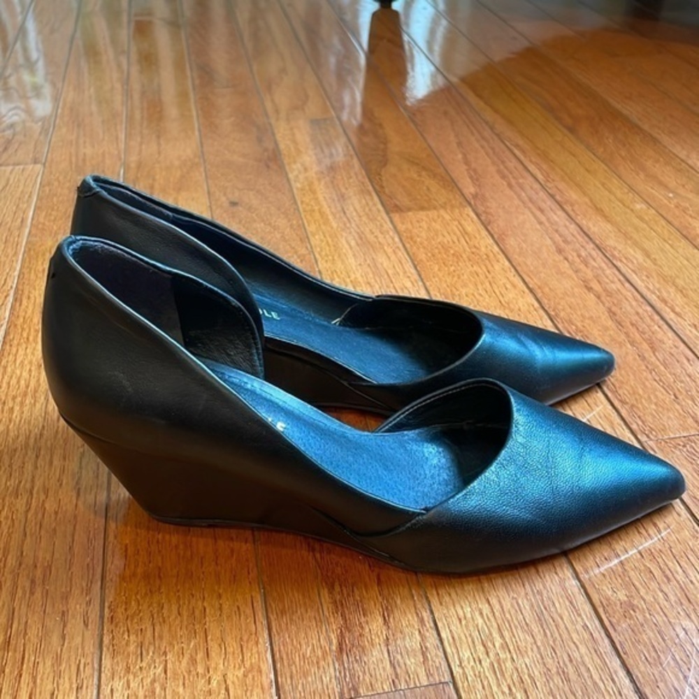 🫒 Kenneth Cole Ellis black leather pointed toe open side wedges d’Orsay